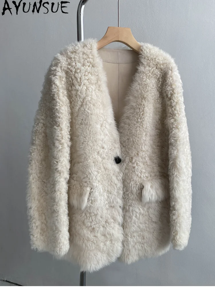 معاطف صوف طبيعي 100% من AYUNSUE للنساء لخريف وشتاء 2025 معطف شيرلينغ طويل فاخر ملابس نسائية برقبة على شكل حرف v كوفتا ميسهوم