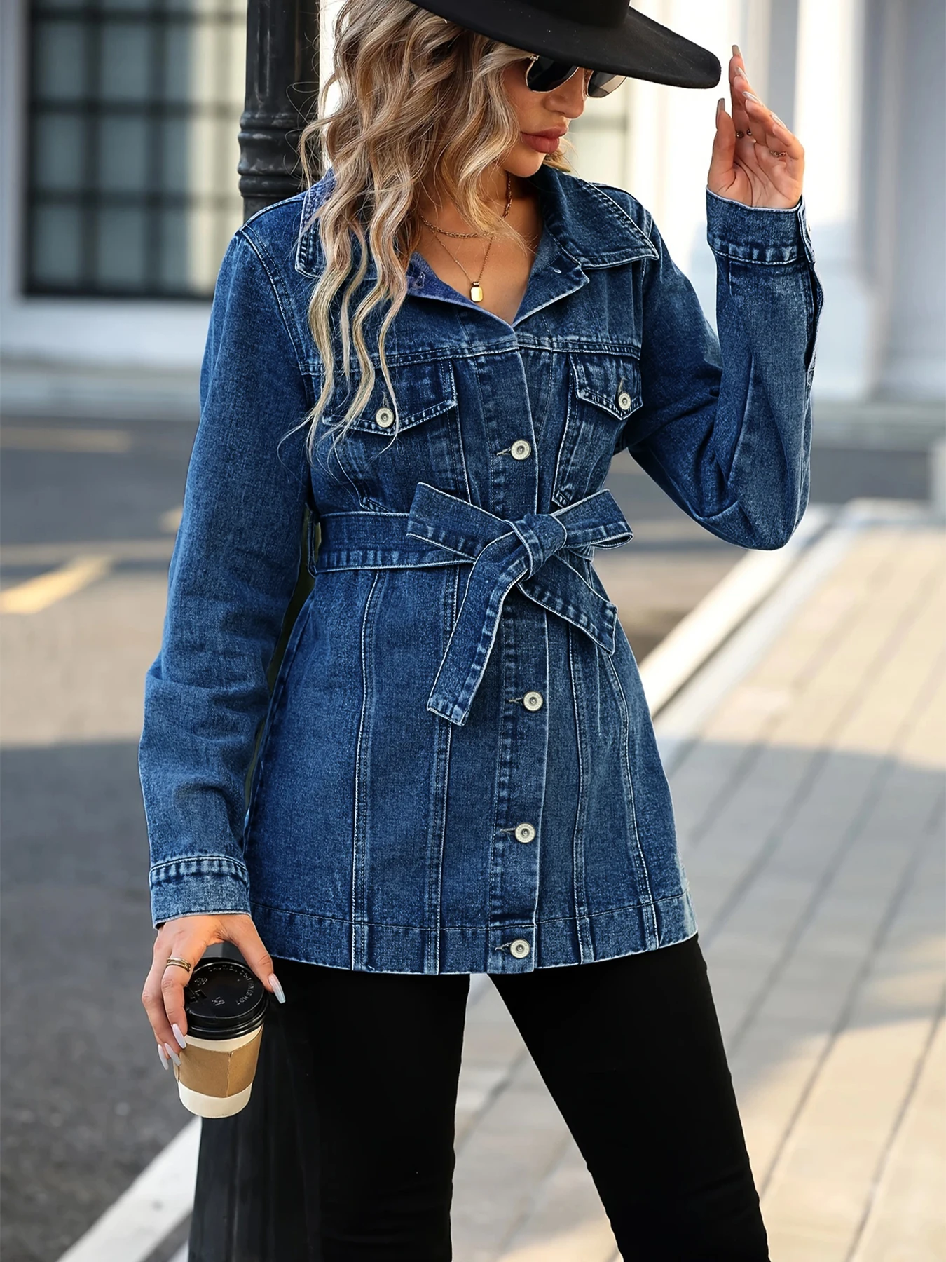 プラスサイズ女性用スリムフィットデニムジャケット、おしゃれなウエストシェイプデザイン、ウォッシュ加工の大きいサイズ女性用ジーンズジャケット