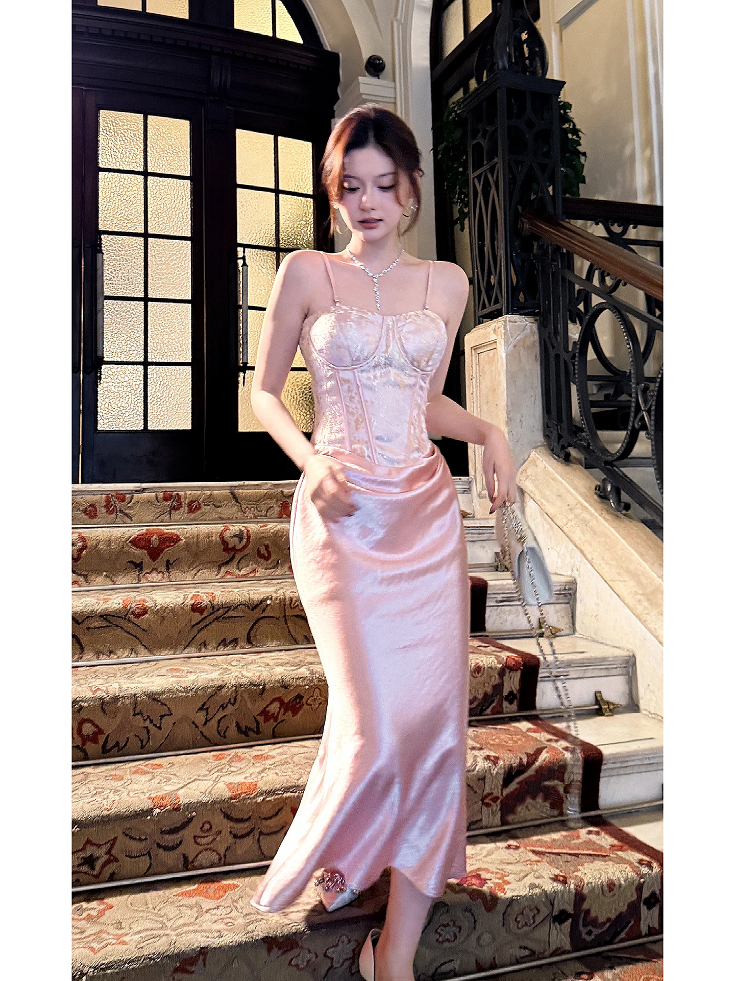 

Розовое атласное платье-футляр с вышивкой и бретельками Dr Fibone, французский стиль, с высокой талией, на молнии, без рукавов, для женщин