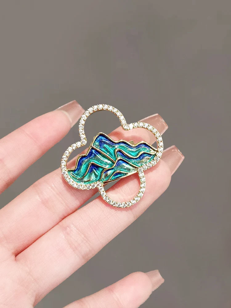 Winter New Retro National Peaks Mountain Clover Zircon Brooches for Women and Men Clothing Accessories Elegant Enamel Pins