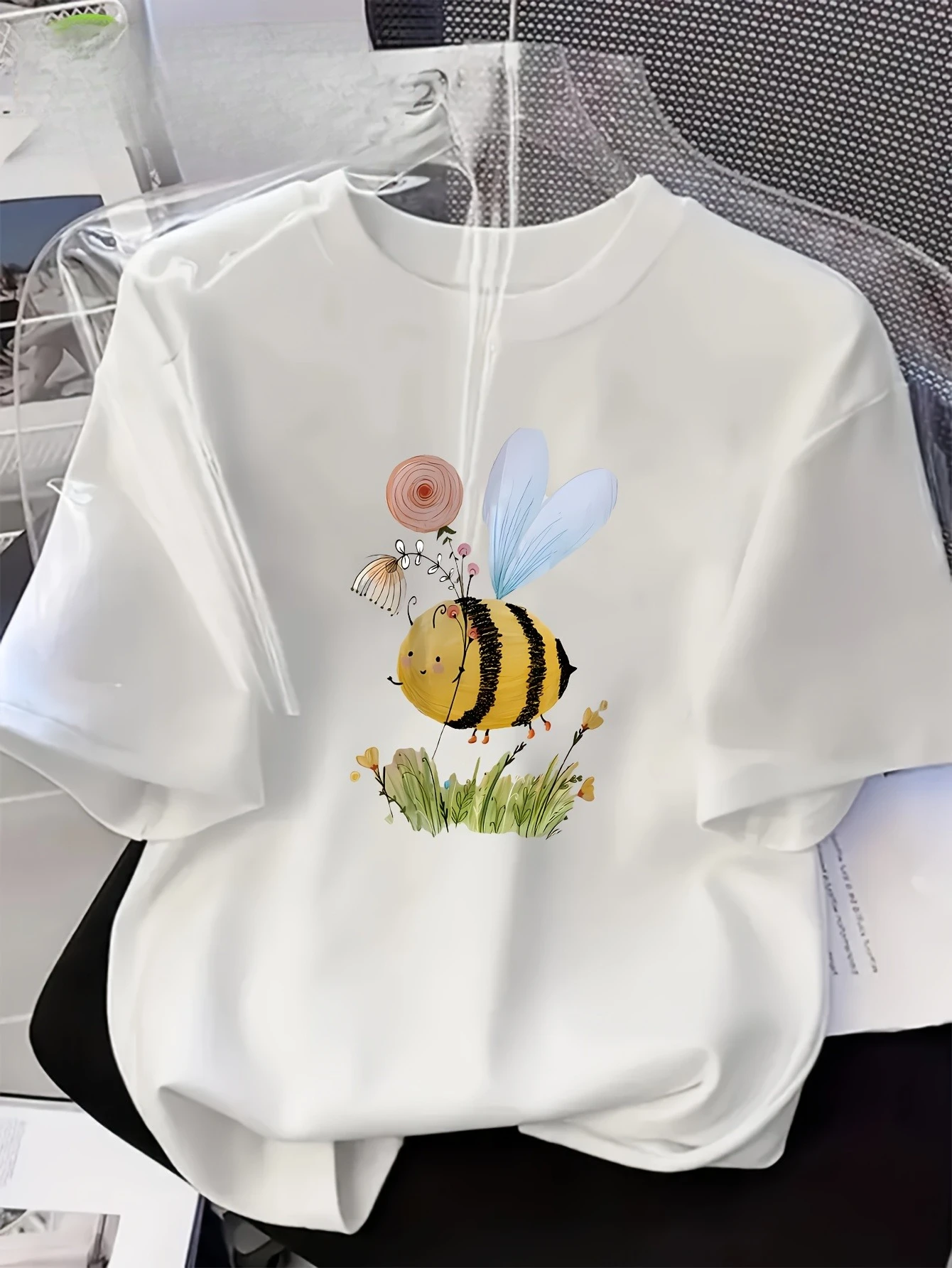 Women's Casual Short Sleeve T-Shirt with Cute Bee Floral Print Round Neck Summer Essential Top Print Top Fashion Women Clothing