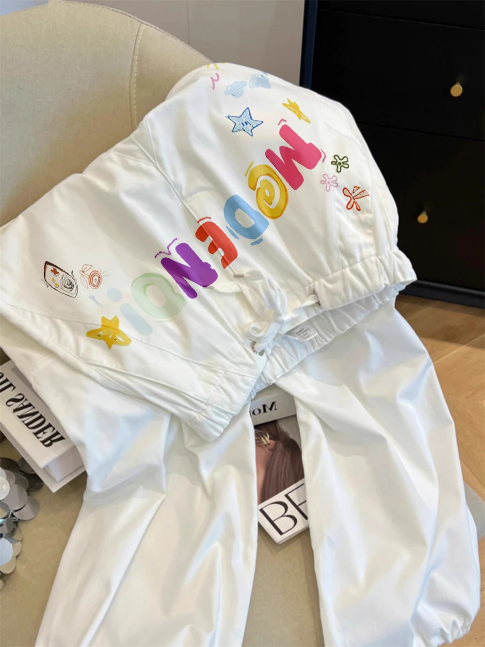 กางเกงลำลองสไตล์อเมริกันเรโทร พิมพ์ลายตัวอักษรตัดสี ทรงหลวม ขาตรง เหมาะสำหรับใส่ทำงานหรือเล่นกีฬา สำหรับผู้ชาย ใส่สบายในฤดูร้อน