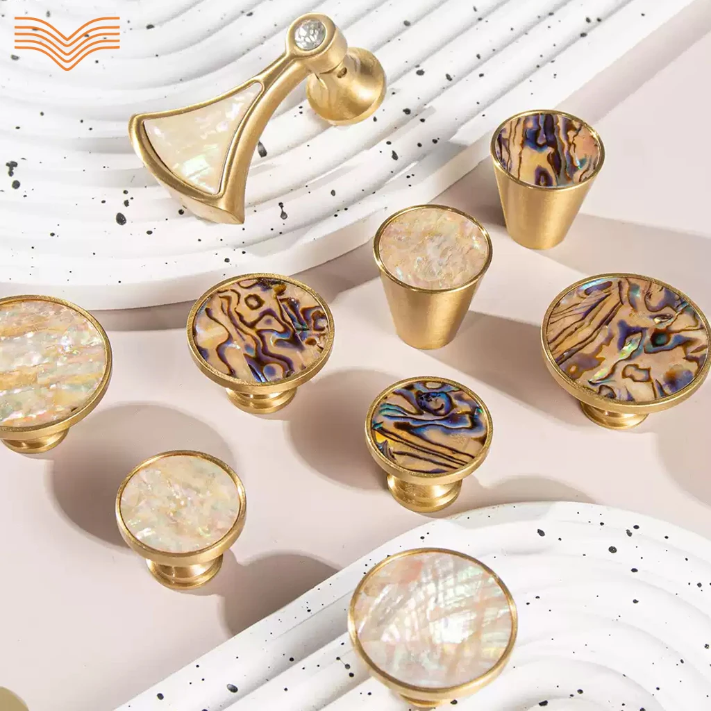 Luxury Crystal Natural Shell Single Hole Brass Cabinet Knobs Light Pull Handles Nordic Modern Minimalist Hardware for Cabinets