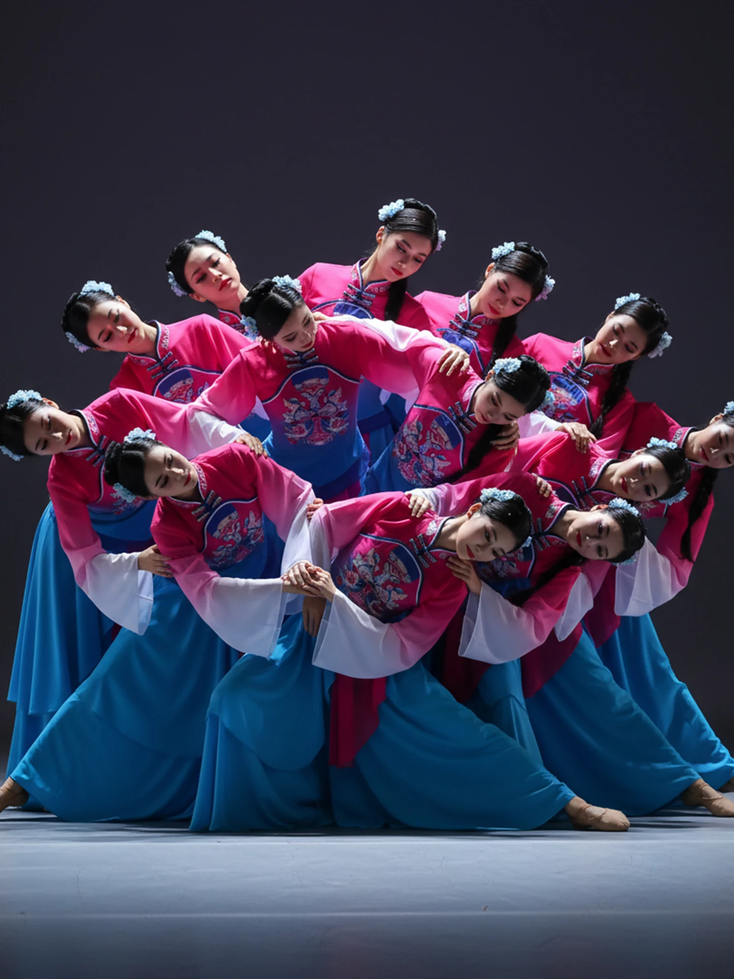 

Новый 2026: Костюм для танца Стиер из Северо-Восточного Китая, женский, для классических и народных танцев, для выступлений с барабаном на талии