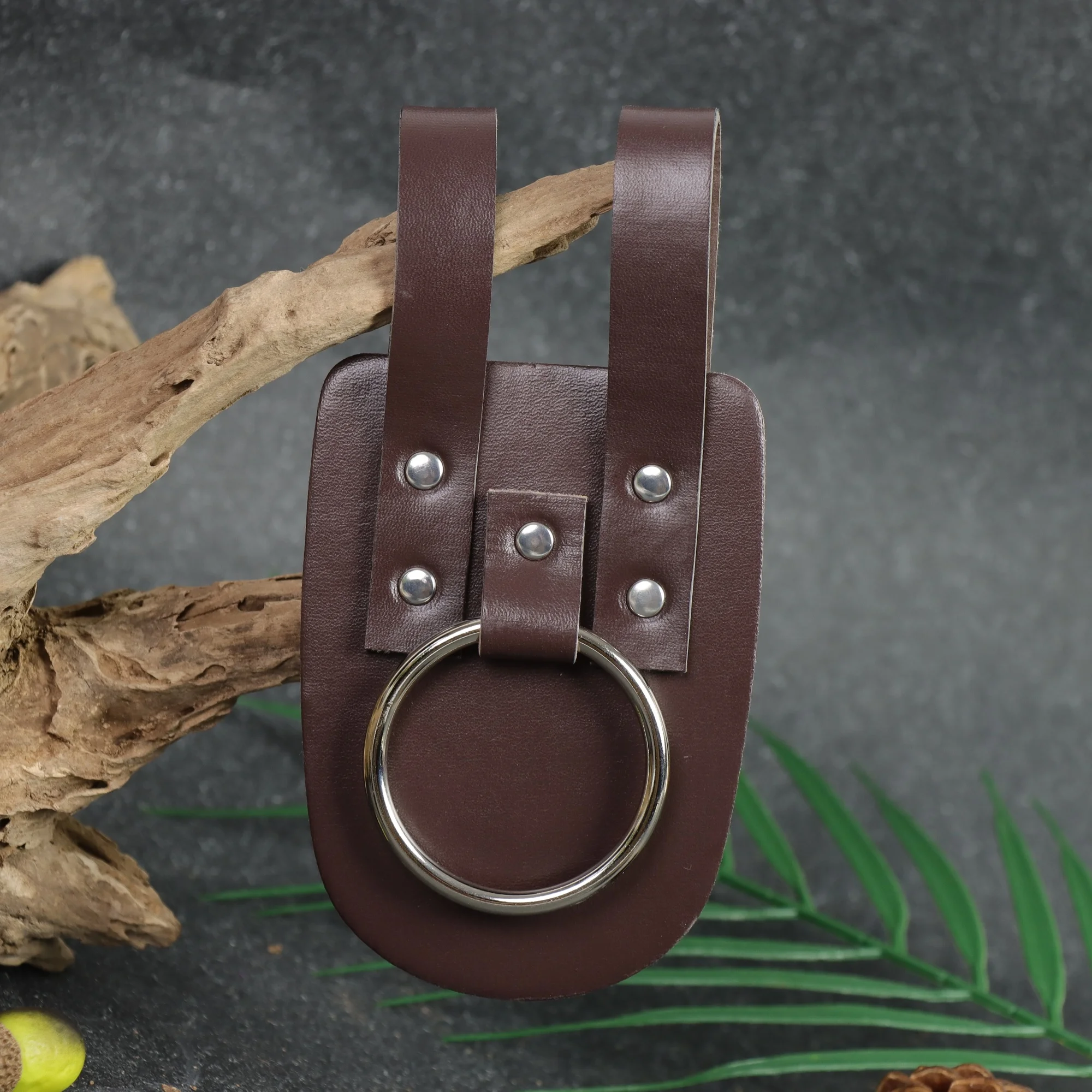 Medieval Fantasy VIKING NORSEMAN Soporte de eje de cuero marrón Rana con anillo, soporte de cintura para hachas