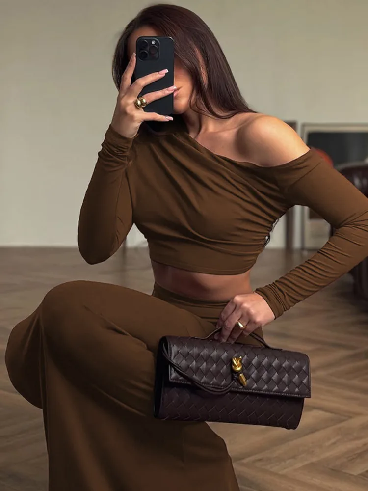 Mozision Fashion Brown قطعتين مجموعة المرأة يميل الكتف كم طويل تي شيرت وتنورة ماكسي مطابقة مجموعات فستان أنيق