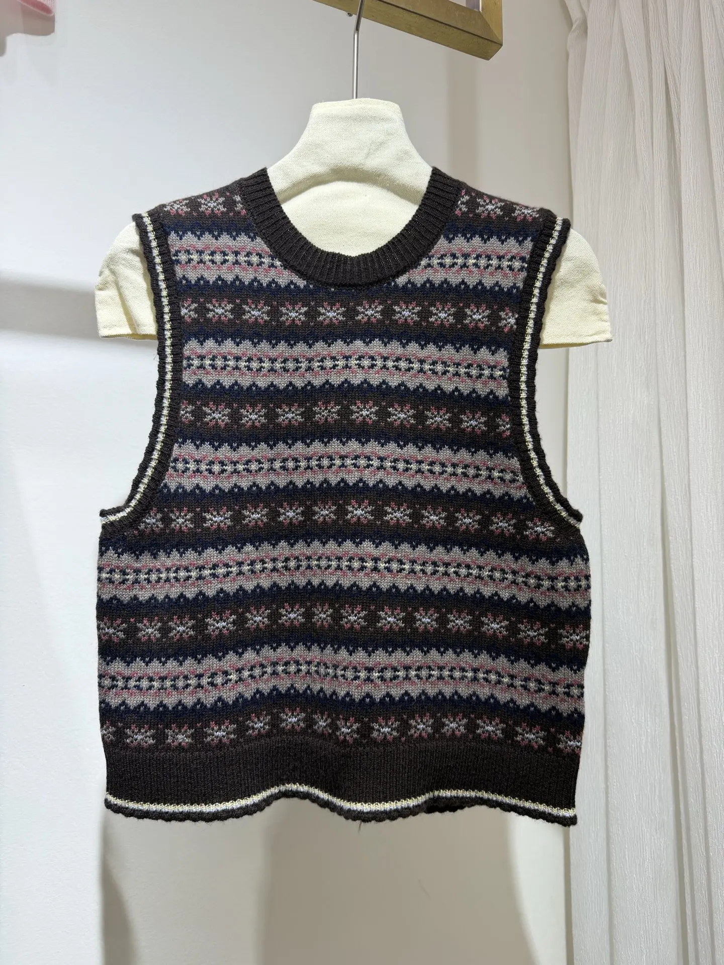 

Retro Jacquard Women's Knitted Vest Round Neck Sleeveless Vintage Cashmere Wool Sweater