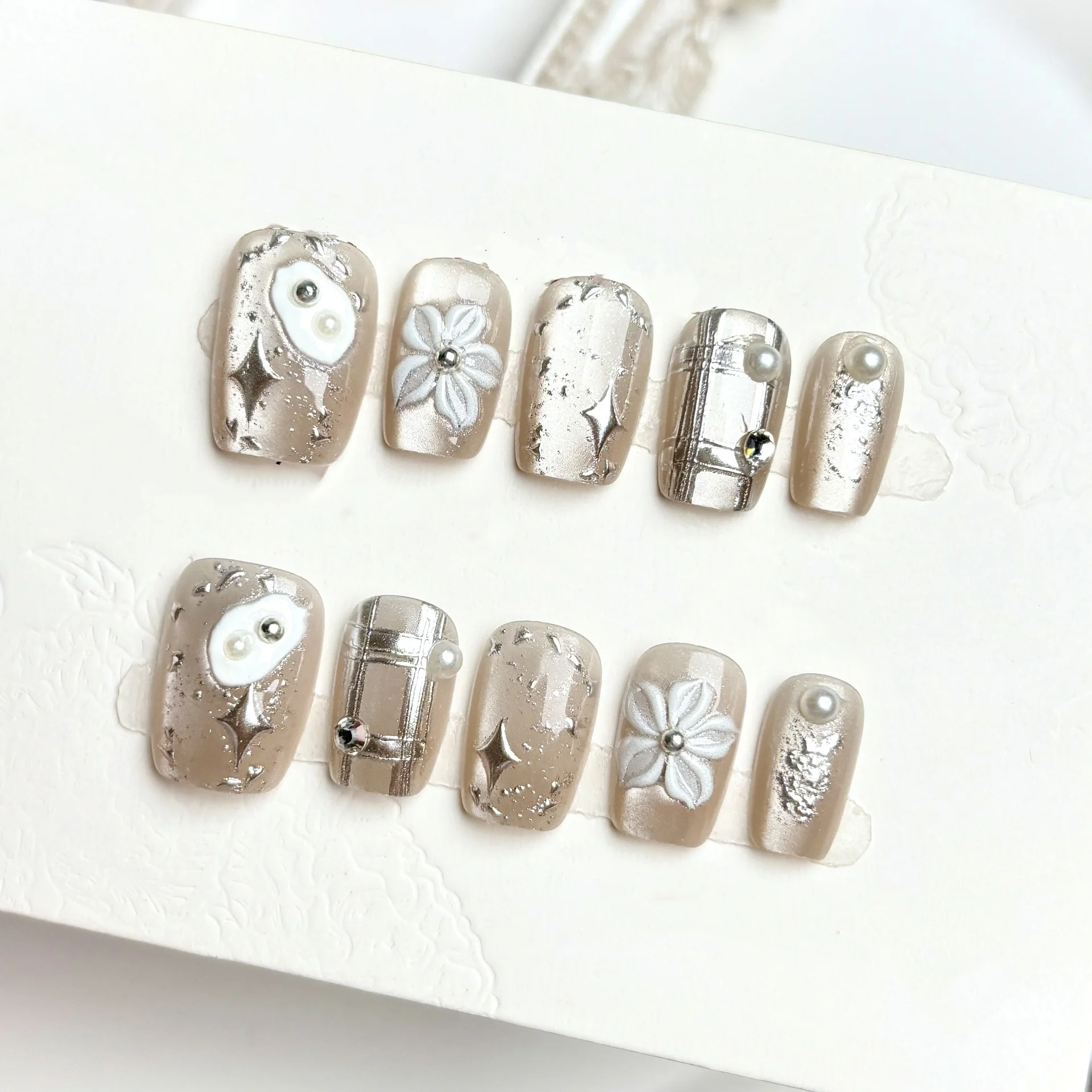

10Pcs Cat's Eye Handmade Fake Nails Press on 3D Flower Silver Grid Star False Nails Short Square Wearable Full Cover Nails Tips