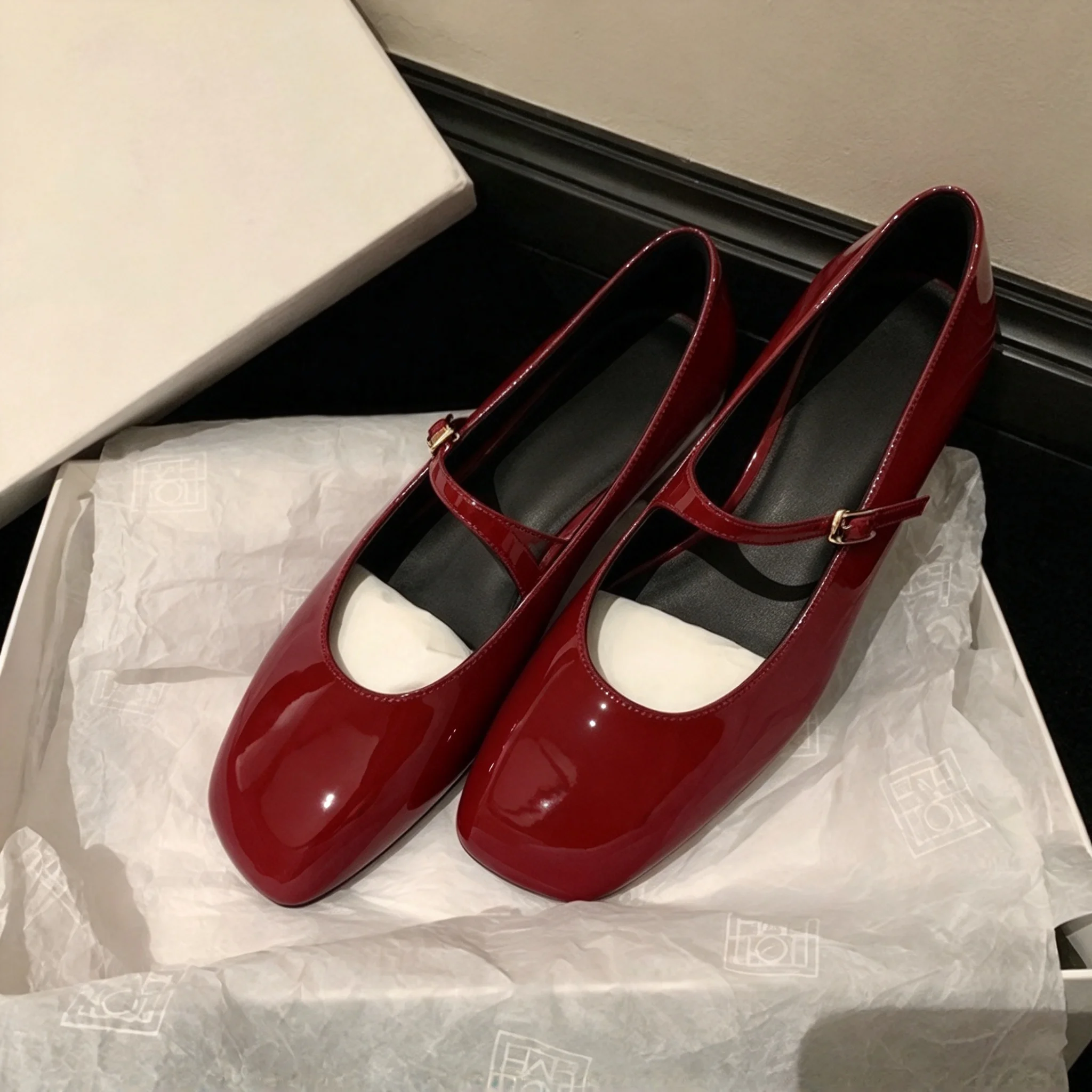 Women Patent Leather Mary Jane Flats Square Toe Single Strap Buckle Shoes Retro Elegant Ladies Flat Shoes for Daily Office Wear