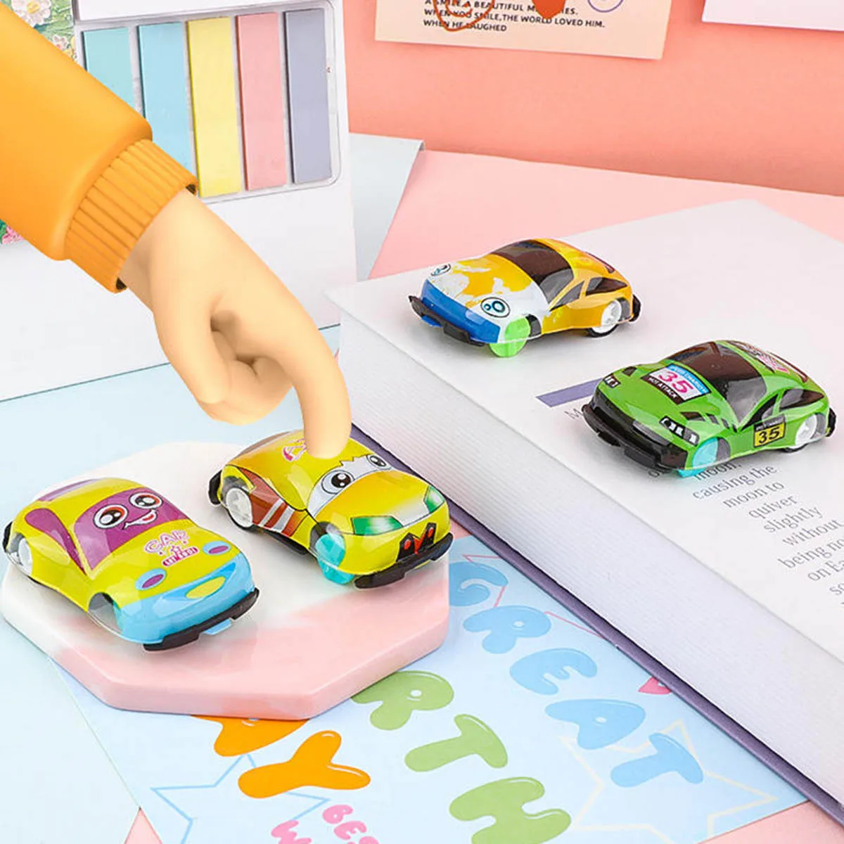 10～20個入り ミニプラスチックカーおもちゃ 可愛い漫画プルバックカー 小型スポーツカーモデル 子供誕生日パーティーギフト ツイストエッグぬいぐるみ