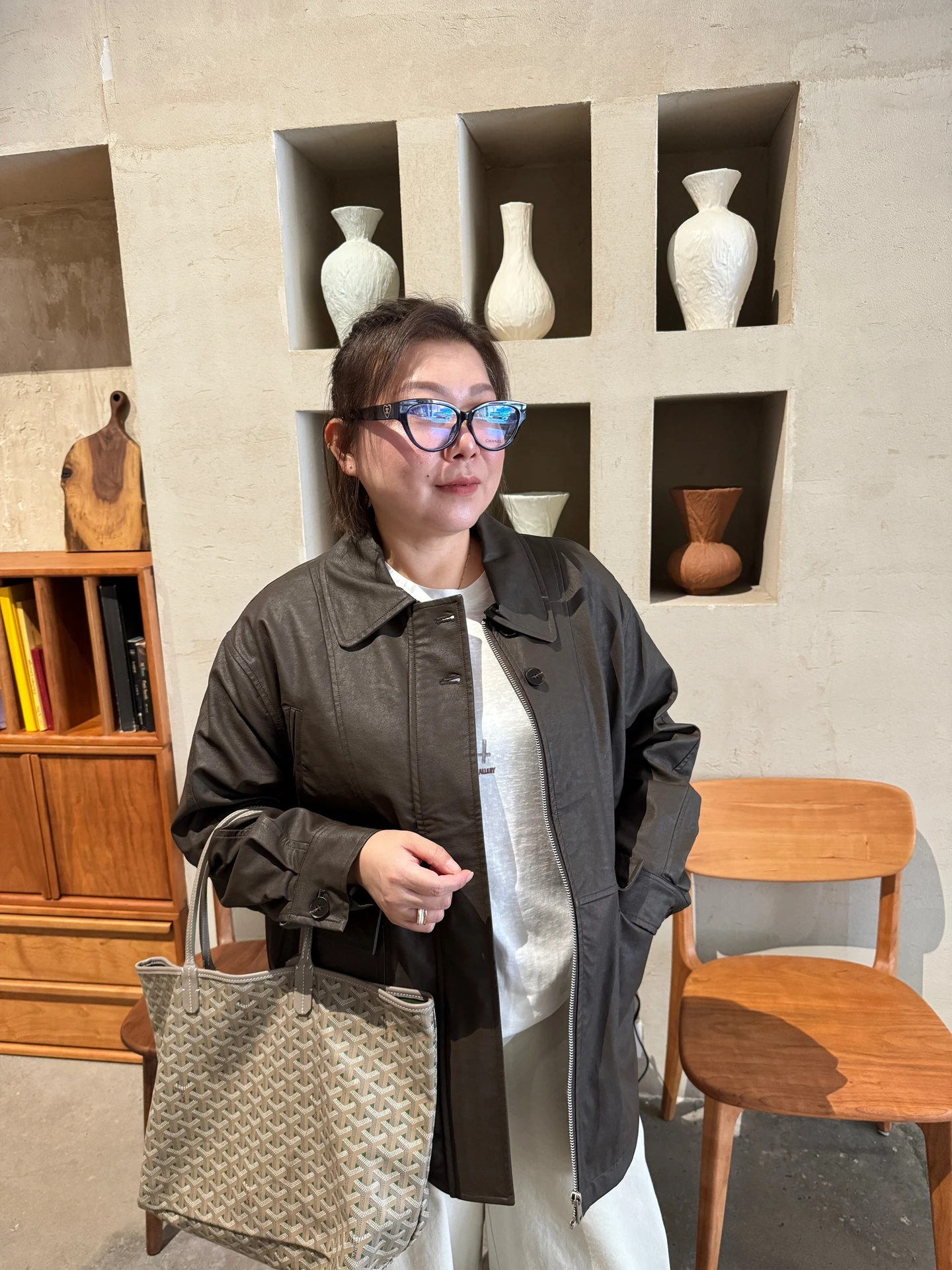 جاكيت نسائي كبير الحجم من الجلد الصناعي بتصميم كوري بسيط بلون القهوة، فضفاض وعصري بأكمام طويلة لموسم الخريف من روز سيستر