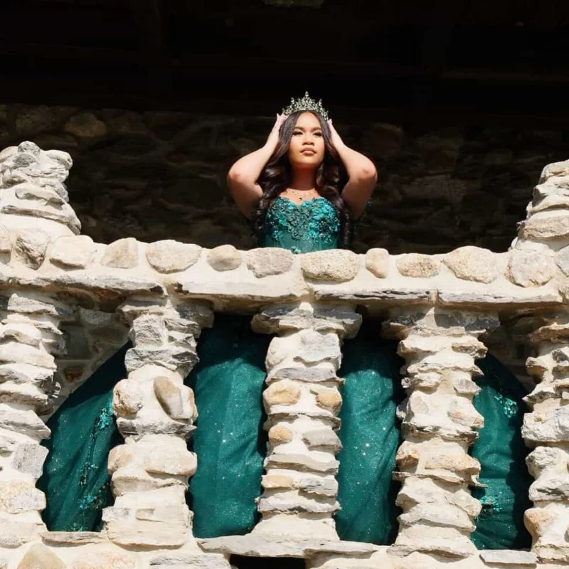 

Блестящее темно-зеленое платье Quinceanera, кружевное платье с открытыми плечами, тюлевая наклейка с кристаллами и цветком, бант, платья de 15, Quinceanera ﻿ Индивидуальный
