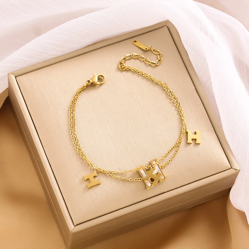 

Популярный кулон «H» с двухслойной цепочкой подхраняет цвет, модно, индивидуально и просто.