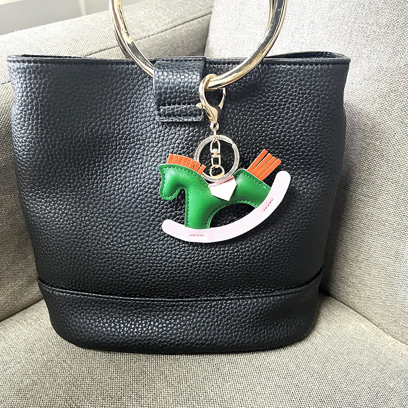 Nuevo Llavero de Cuero con Diseño de Pony para Mujer, Estilo Europeo Americano, Colgante de Bolsa con Dibujos Animados, Amuleto