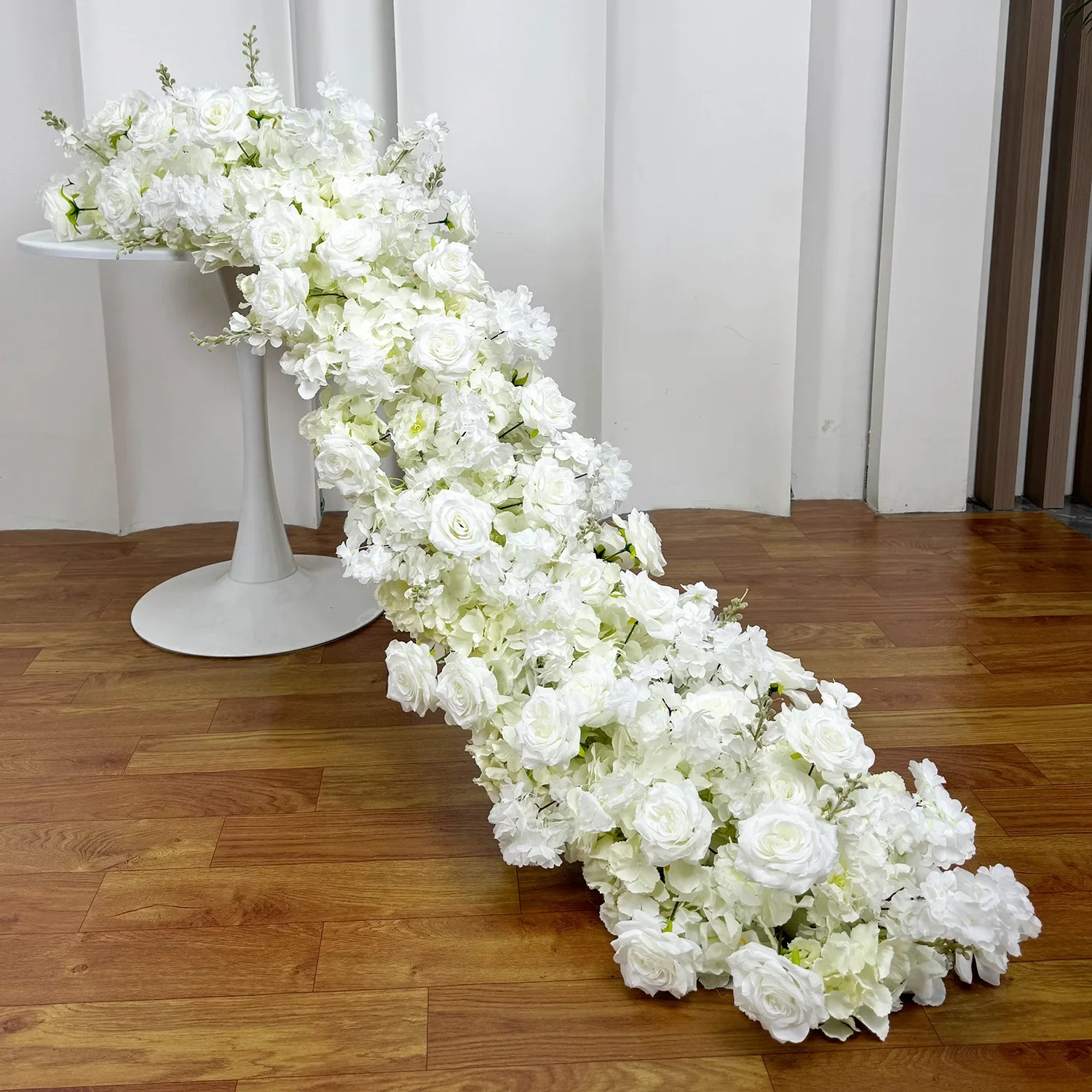 Weiß-grüne Hortensien Hochzeits-Blumenarrangement Langer Sofa-Läufer Blumenreihe Künstliche Blumen Balkon Treppen Event Hintergrund Deko – Detail 1