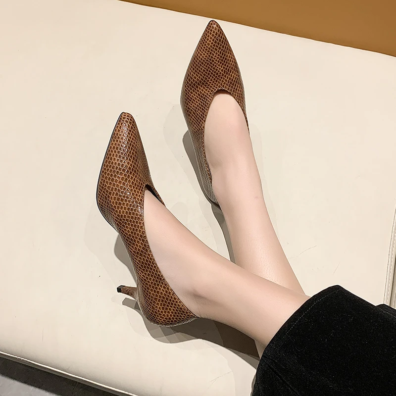 Large Size Soft Leather Shallow Mouth Pointed Thick Heel Shoes Women 2022 New Spring Autumn Snakeskin Pattern High Heels Women’s