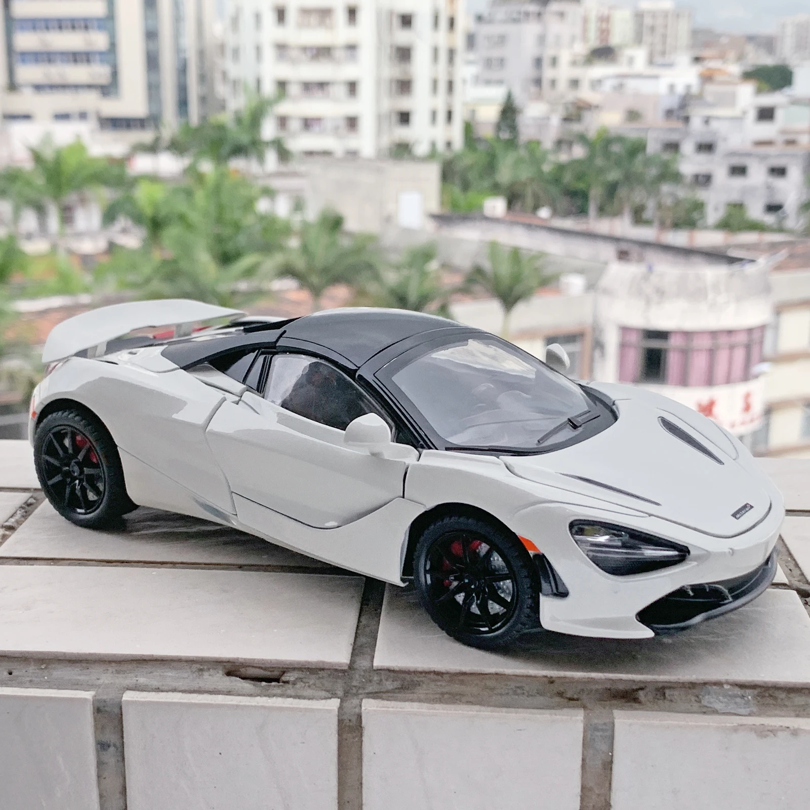 1: 24 720S alloy sports car model with four wheels and shock absorption function, suitable as a holiday gift for children