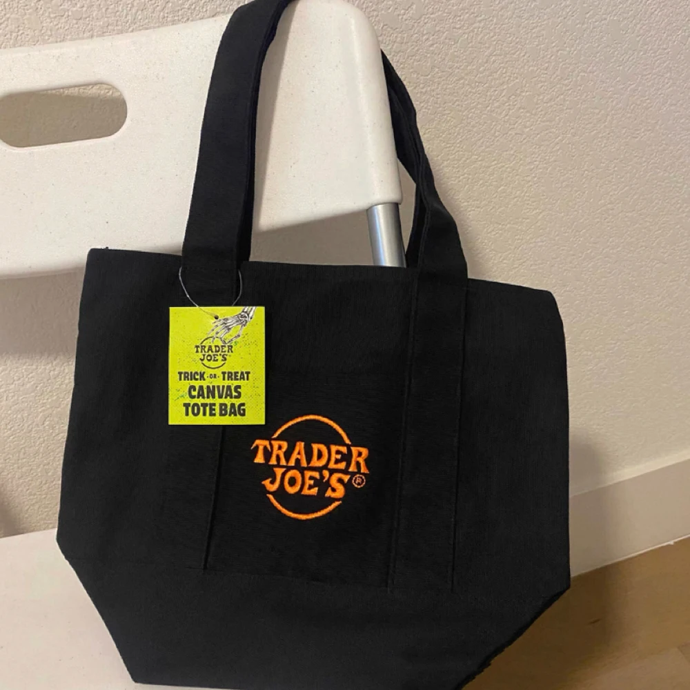 حقيبة تسوق قماشية رسمية من تاجر جو - حقيبة تسوق متينة قابلة لإعادة الاستخدام مع شعار برتقالي لراحة البقالة وسوق المزارعين