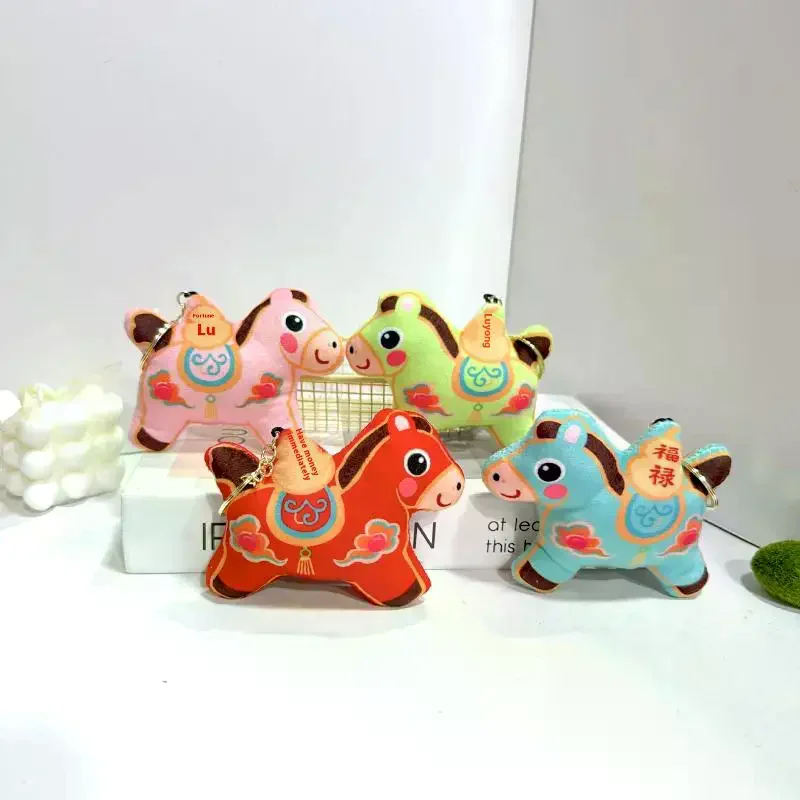 1 stks 2026 Nieuwjaar Paard Cartoon Pop Tas Hanger Mooie Pluche Lucky Pony Sleutelhanger DIY Accessoires Student Geschenken