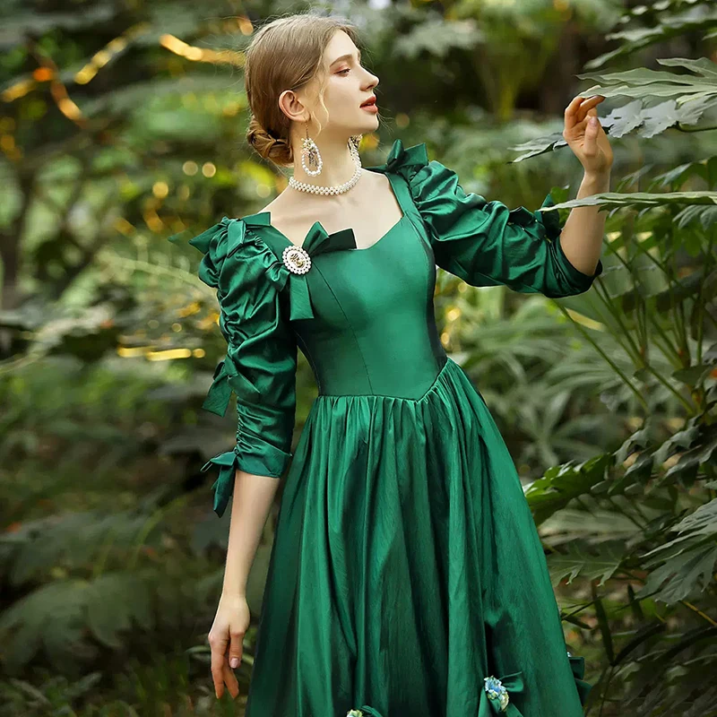 Mittelalterliches Luxus-Ballkleid im viktorianischen Stil, Vintage-Kleid aus grünem Satin mit Herzausschnitt, Perlen, Blumen, Schleifenärmeln, Rüschen und Schnürung. – Detail 4