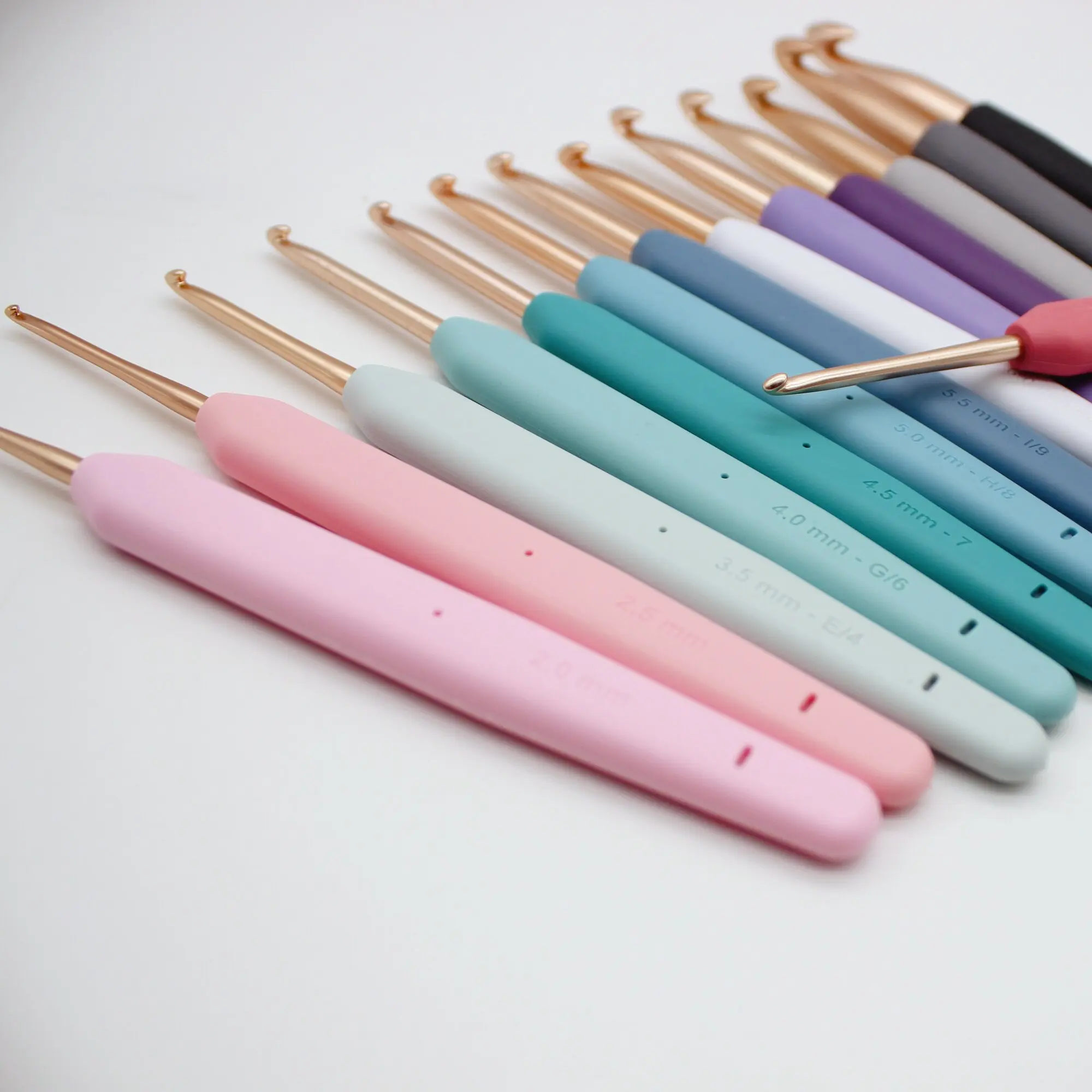Importierte KnitPro Waves2.0 Häkelnadel mit Farbverlauf und Macaron-Harzgriff aus Aluminium – Detail 9