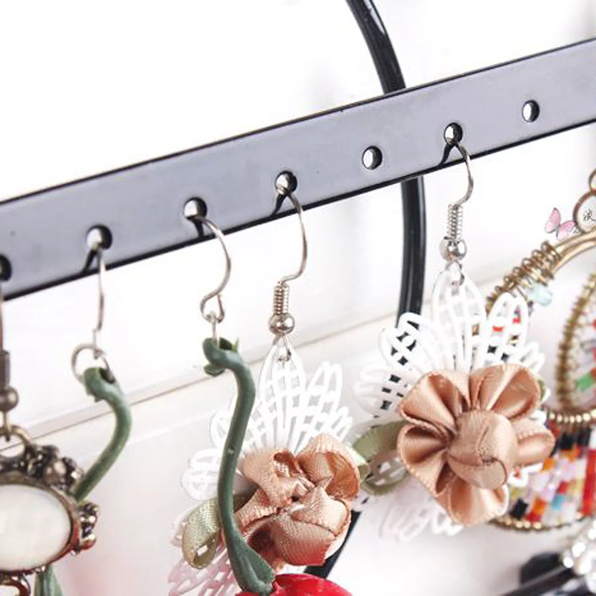 

Черная настенная подставка для украшений в форме сердца, металлический держатель с 28 отверстиями и 10 крючками, съемная штанга для серег, ожерелий, браслетов