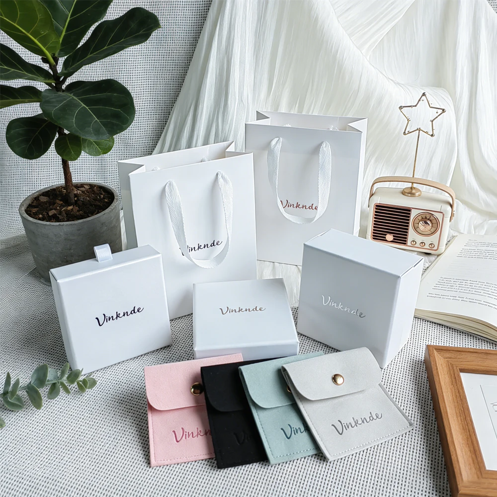 

100 шт. подарочных бумажных пакетов класса люкс с индивидуальным логотипом, белые подарочные пакеты для свадеб, коробки-футляры для ювелирных изделий, мешочки для хранения из микрофибры на кнопках