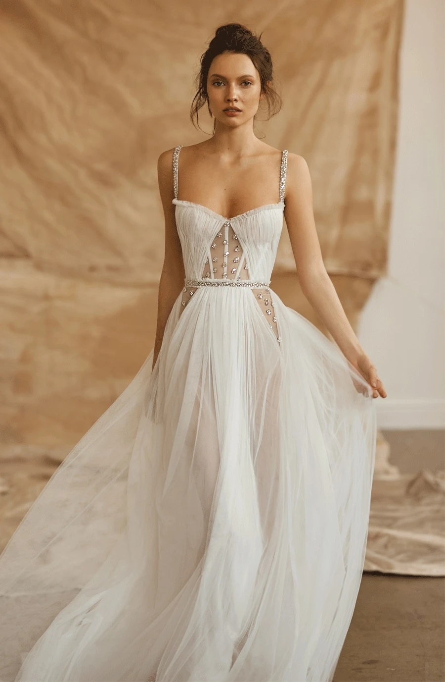 Elegante A-lijn trouwjurken spaghetti zachte tule met kralen mouwloze rugloze hofjurk op maat gemaakte grote maten bruidsjurken