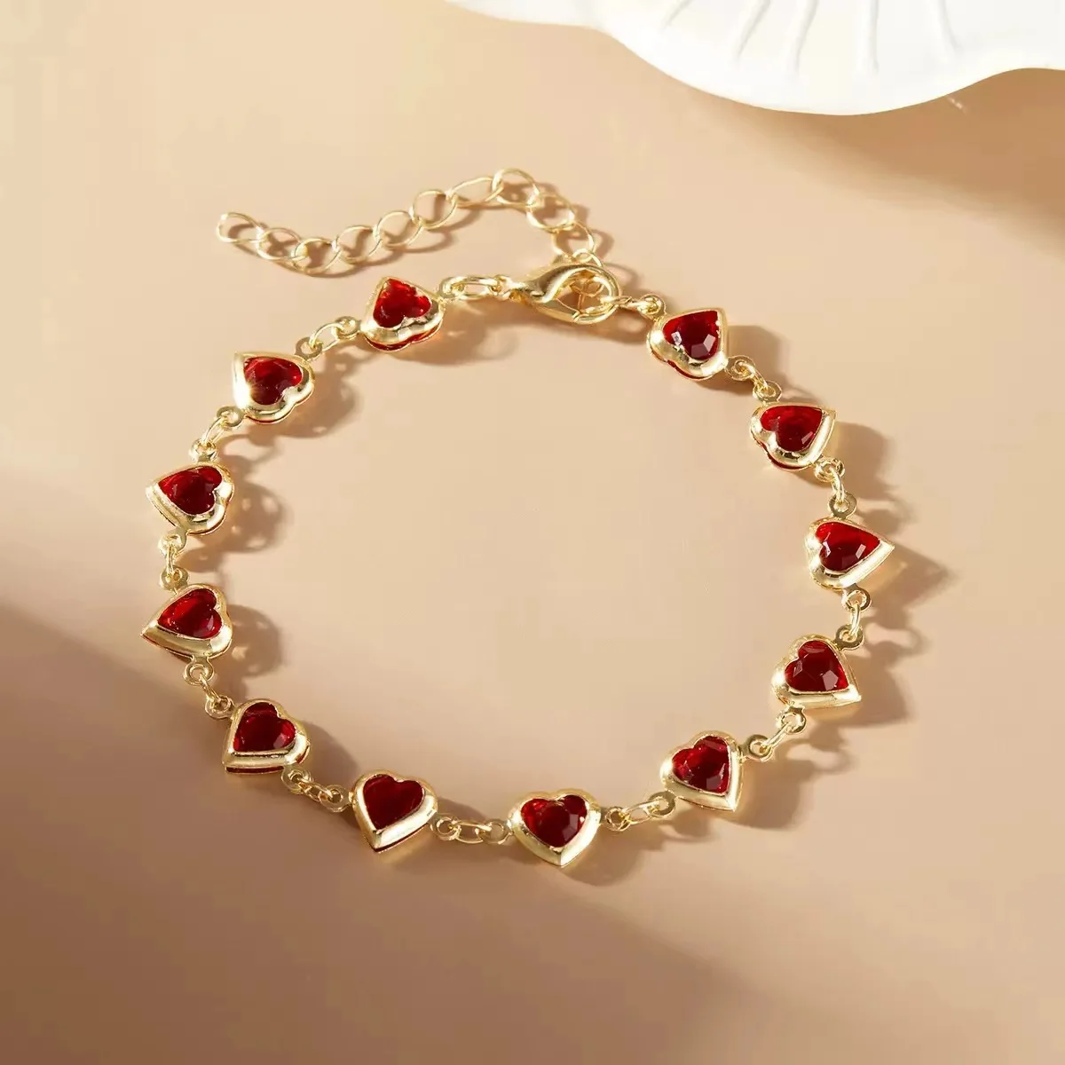 Este exquisito brazalete bohemio de cristal en forma de corazón de color caramelo para mujer es un regalo festivo perfecto para madres y esposas.