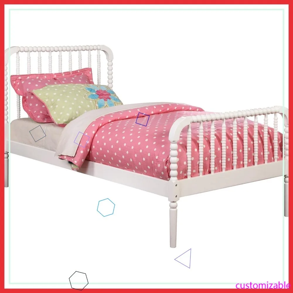 

Каркас кровати на двойной платформе из белого дерева в фермерском доме с шпульными шпинделями, дизайн с открытыми решетками для детской комнаты или гостевой спальни