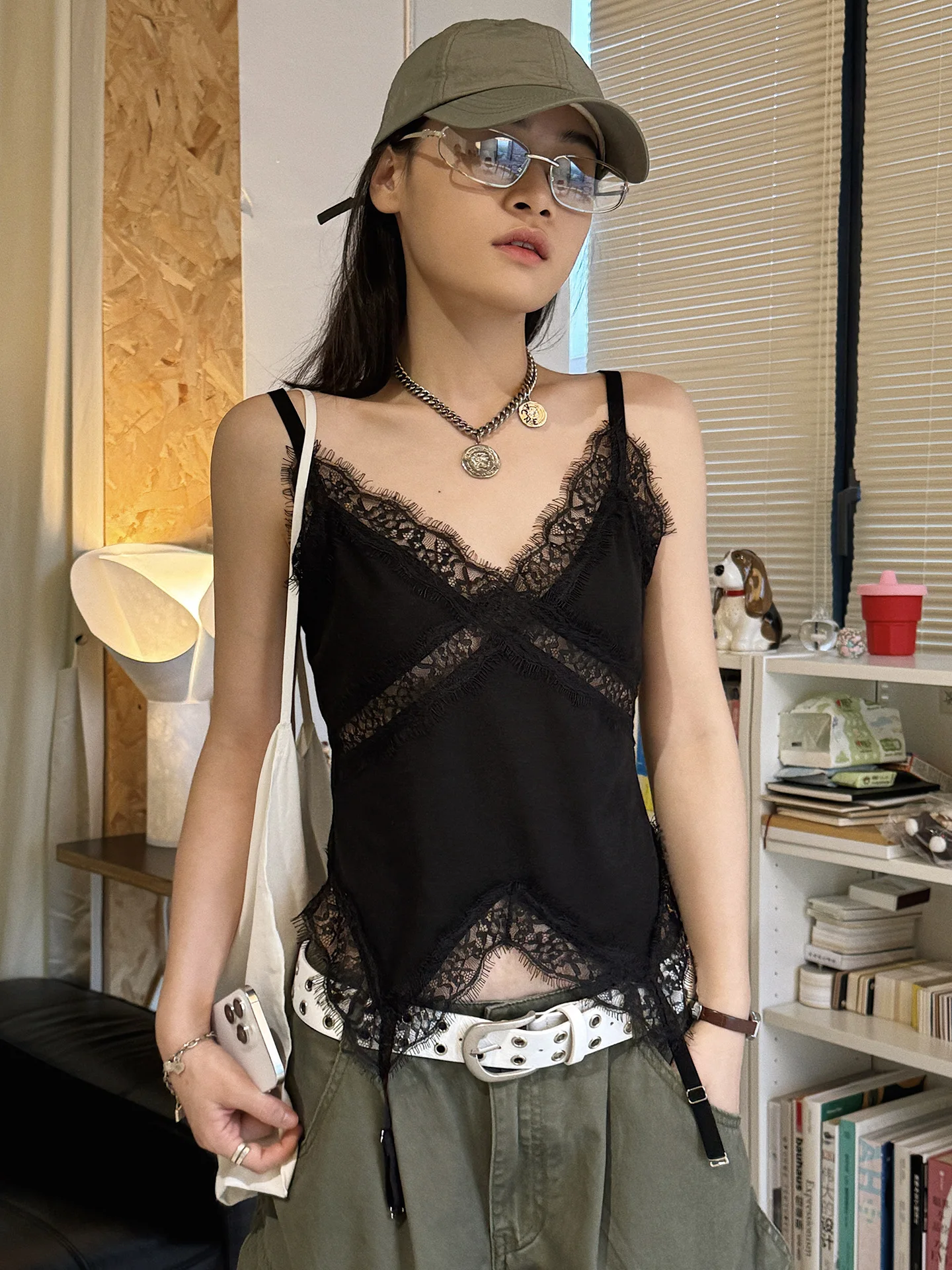 Summer New Paris V-neck Lace Deconstructed Splicing Strap Detail Design Top for Women