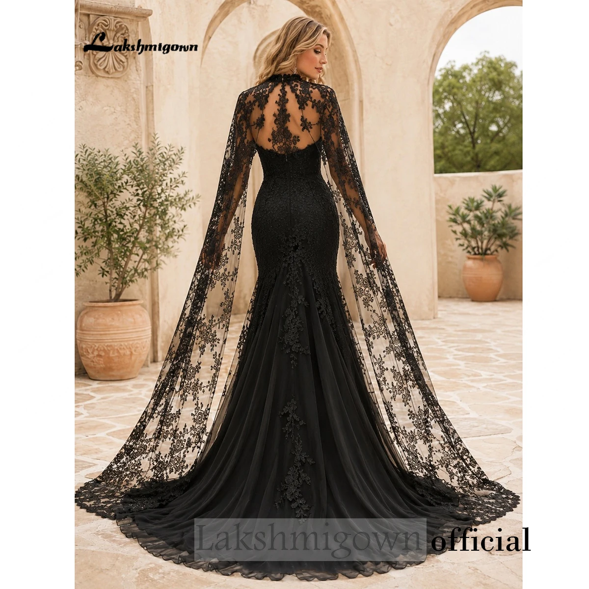 Lakshmigown Meerjungfrauenkleid mit tiefem V-Ausschnitt im Gothic-Stil, mit Spitzenumhang, schwarzen Spitzenapplikationen, Illusionsrücken, Brautkleid nach Maß. – Detail 6