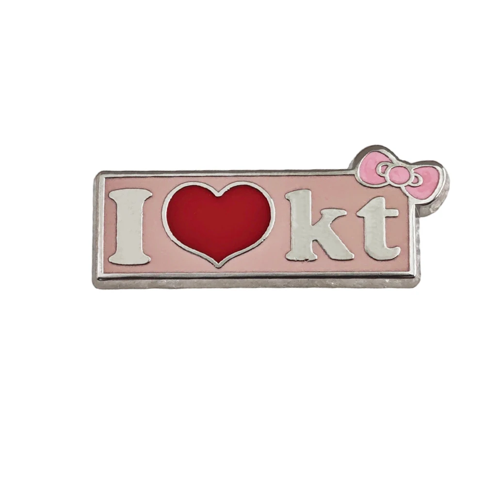 Niedliche Emaille-Pins „I Love KT“-Broschen, rosa Schleife, rotes Herz, Metall-Abzeichen, Anstecknadel für Rucksack, Jeansjacke, Geschenk – Detail 5