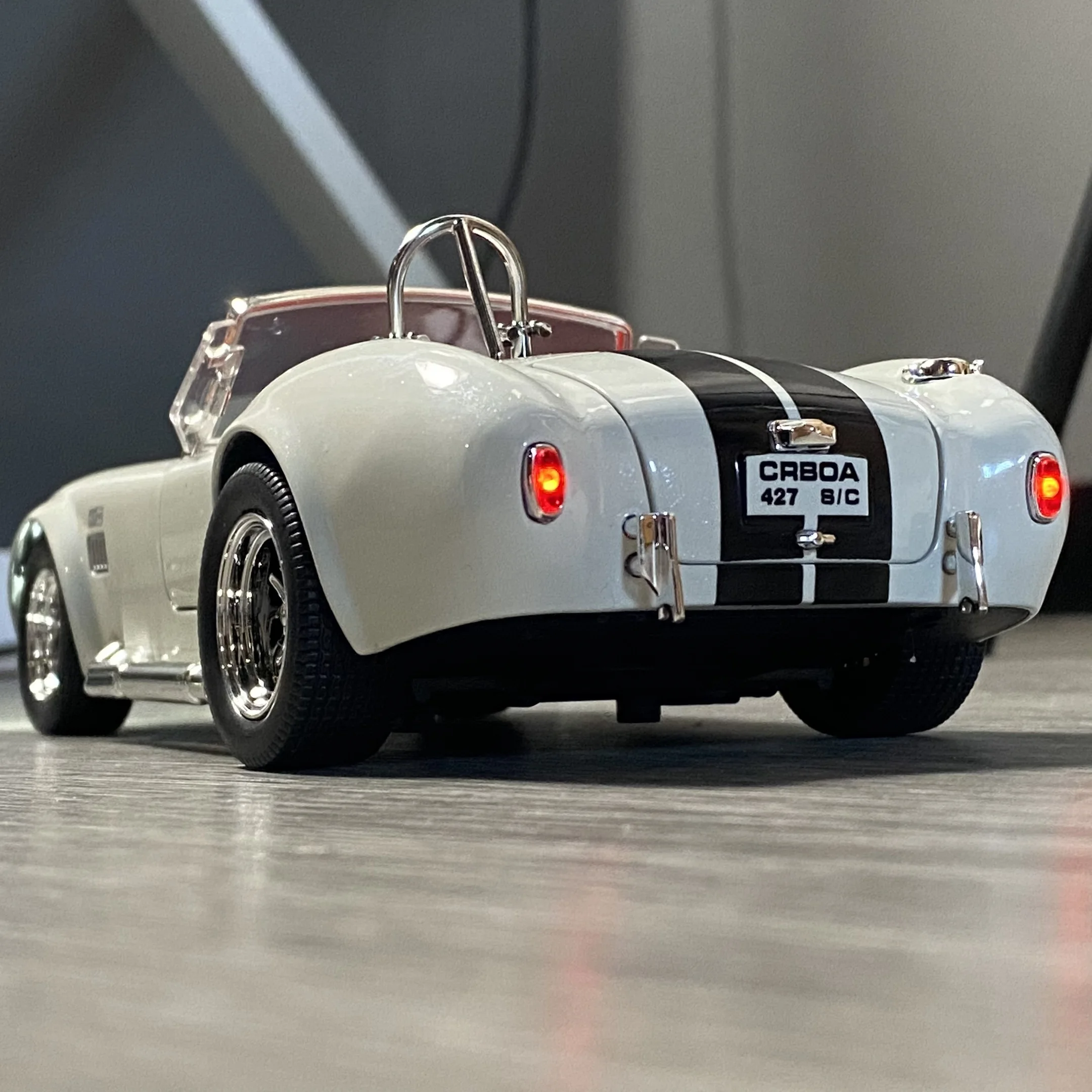 1:24 فورد شيلبي كوبرا 427 رودستر 1965 S/C سبيكة يموت الصب نموذج كلاسيكي سيارة عتيقة الصوت والضوء عيد ميلاد ألعاب أطفال سيارات