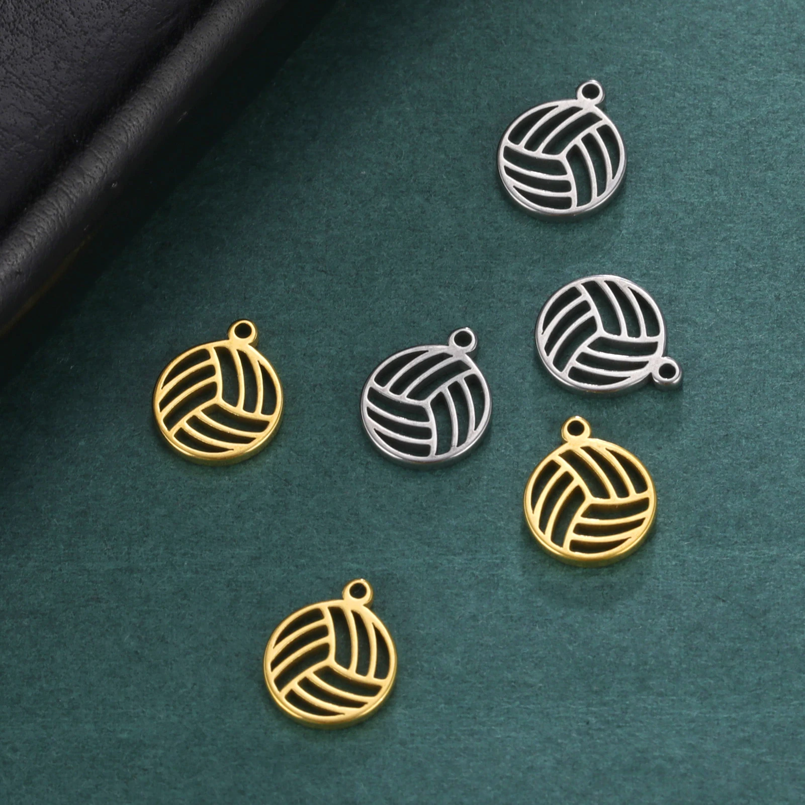 Eueavian 5pcs pallavolo Charms palla sportiva ciondoli in acciaio inossidabile piccolo ciondolo collana fai da te orecchini braccialetto forniture all'ingrosso