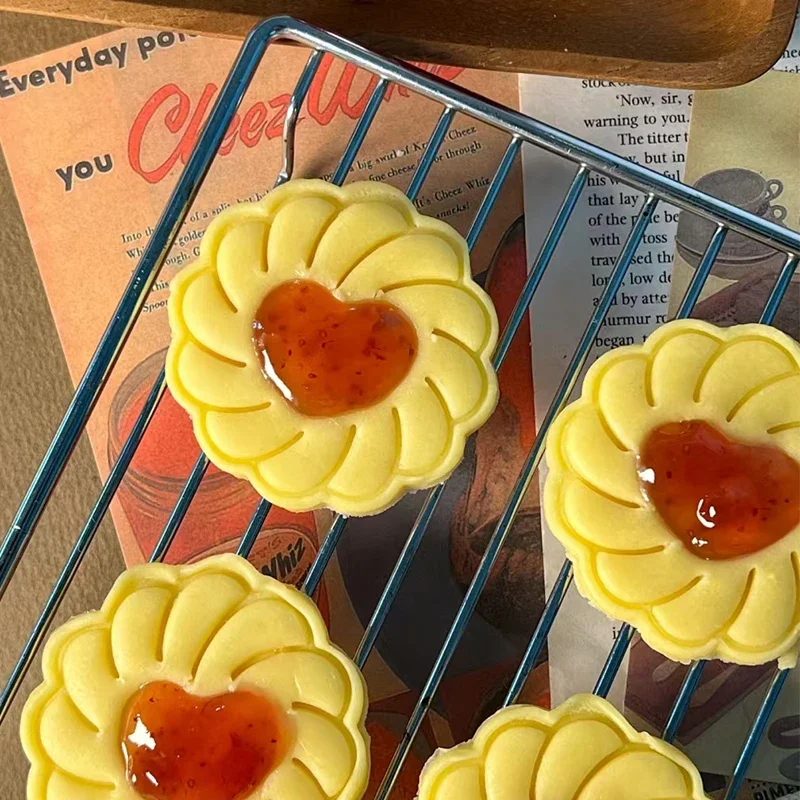 Cartoon Jam Round Flower with Heart Shaped Cookie Cutters 3D Pressable Biscuit Moulds Stamps Embossers Cake Making Tools