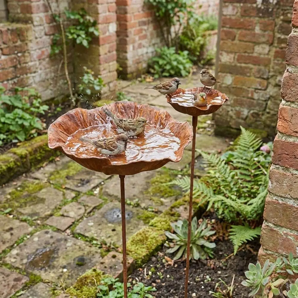Flower Shape Metal Bird Bath Rusted Vintage Iron Art Bird Water Dispenser Handcrafted Rust-resistant Bee Watering Station