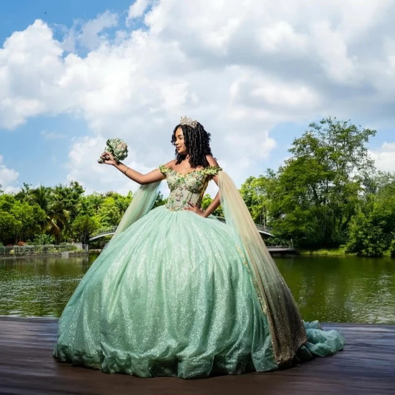 فساتين Quinceanera مخصصة باللون الأخضر النعناعي اللامع قبالة الكتف ترتر كريستال زين دانتيل ذيل طويل فيستدو 15 Quinceanera #3