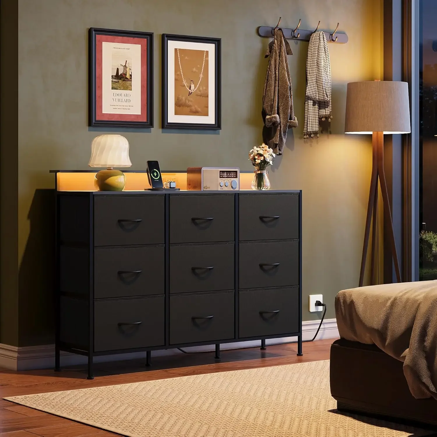 حامل تلفزيون جديد مقاس 55 بوصة، خزانة ملابس LED لغرفة النوم، خزائن سوداء لغرفة النوم مع أضواء LED ومحطة شحن، Ch #2