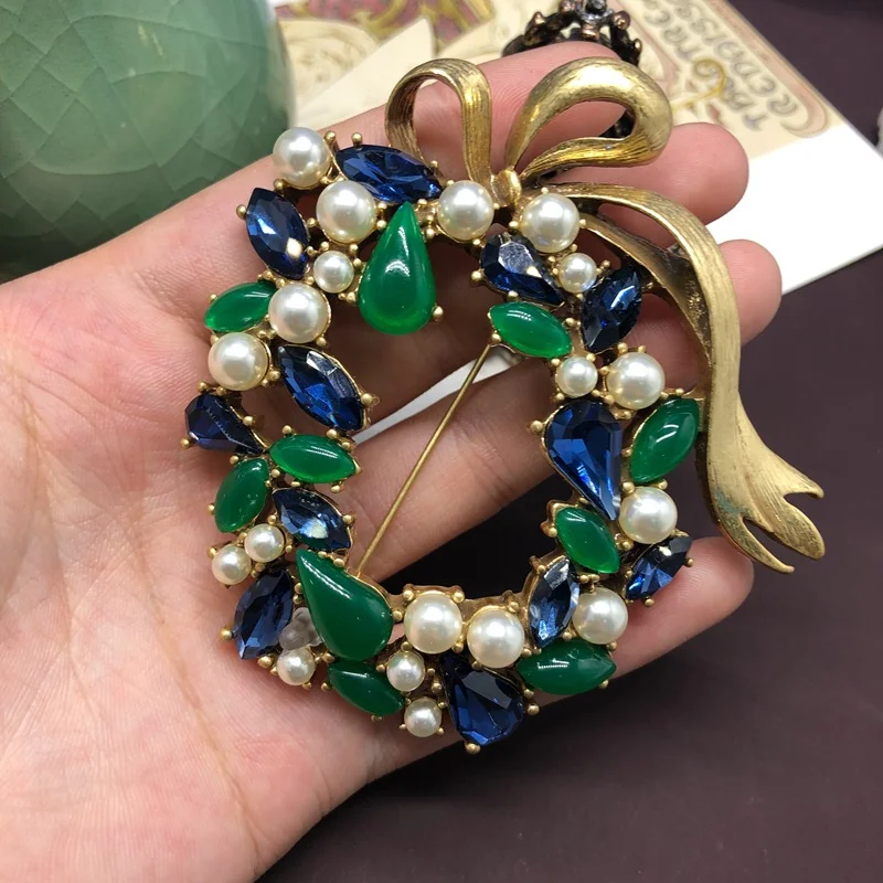 Vintage Pearl Green Gemstone Bow Hollow Brooch High Quality Elegant Sleeve Collar Pin Jewelry for Women Banquet Party