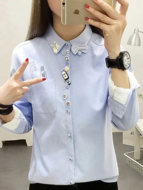 

Осенне-зимняя женская полосатая блузка с милой вышивкой, из тонкой немнущейся полиэстеровой ткани, с коротким рукавом, приталенного кроя.