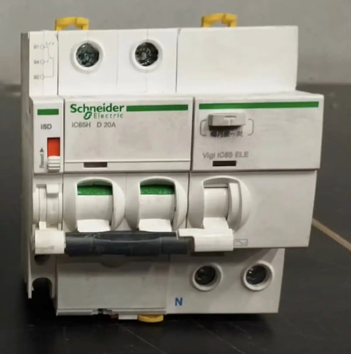 

IC65H 2P D20A + Vigi iC65 ELE 2P 40A 30mA A + A9A26907