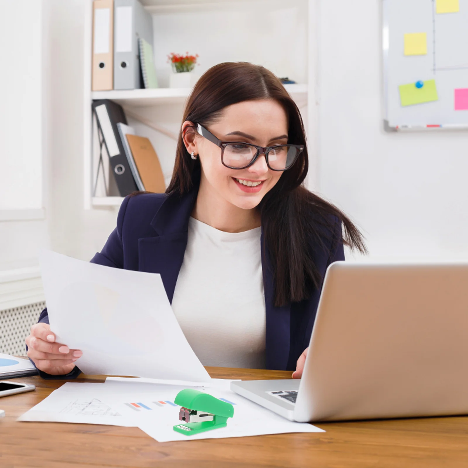 4pcs Cartoon Mini Desktop Stapler Hand Stapler Office Home Stapler (Random Color) mini stapler desk stapler