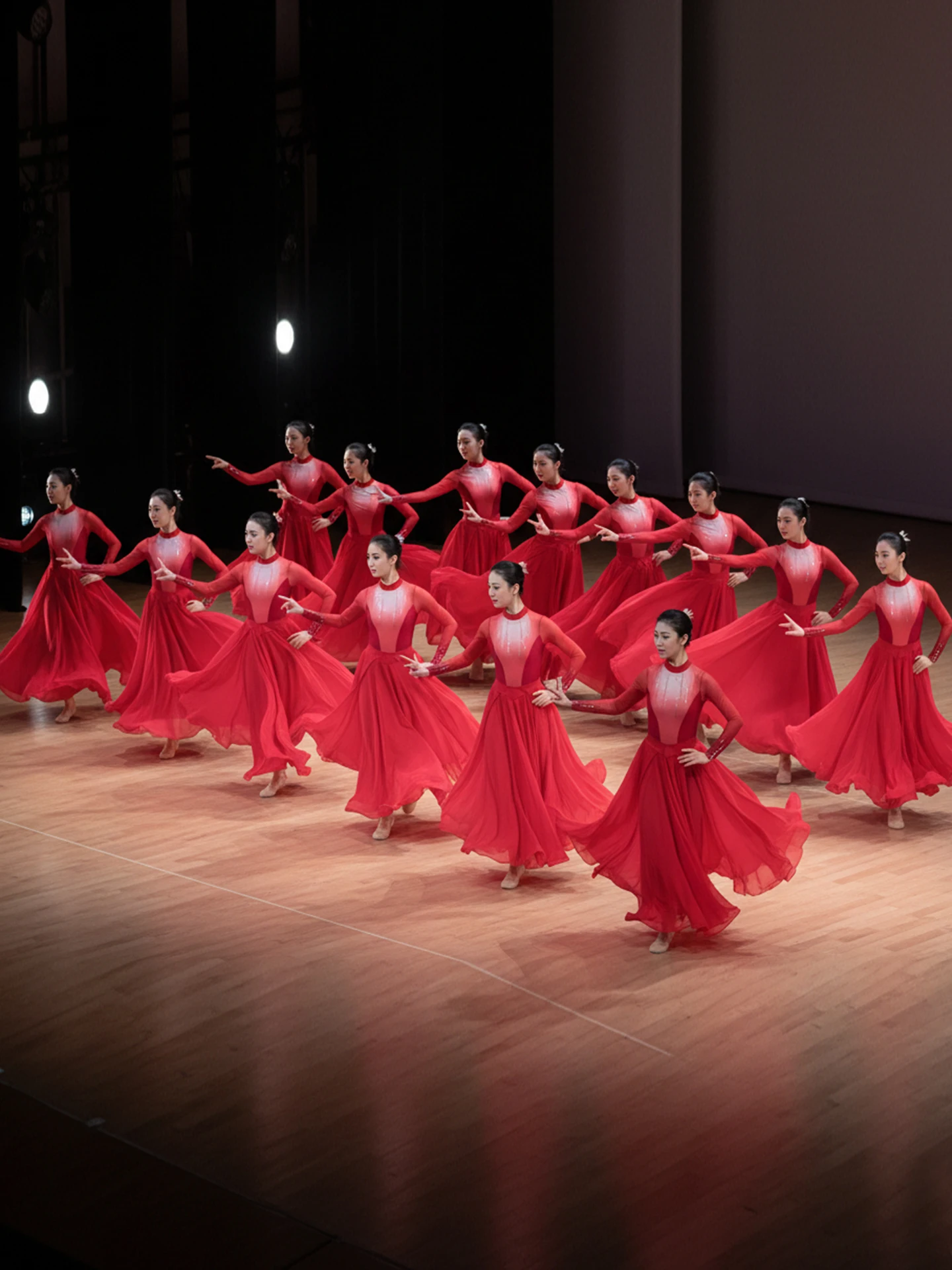 

2025 New Red Modern Classical Dance Costume with Wide Skirt for Performance Opening Dance Traditional Ethnic Women's Clothing