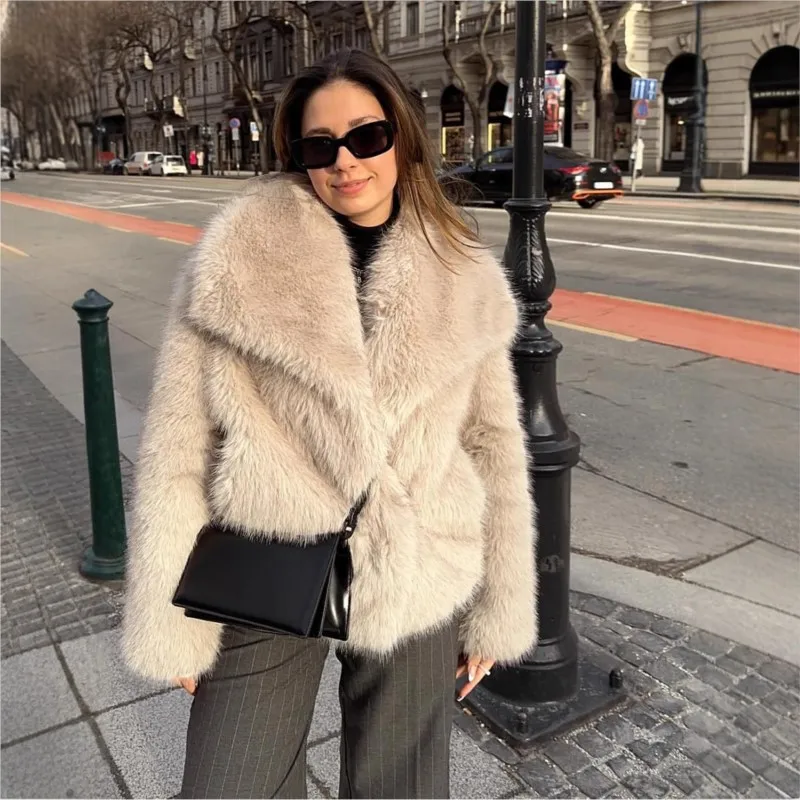 Pakaian wanita berbahan bulu campuran dengan kerah baru yang terbuat dari bulu buatan.