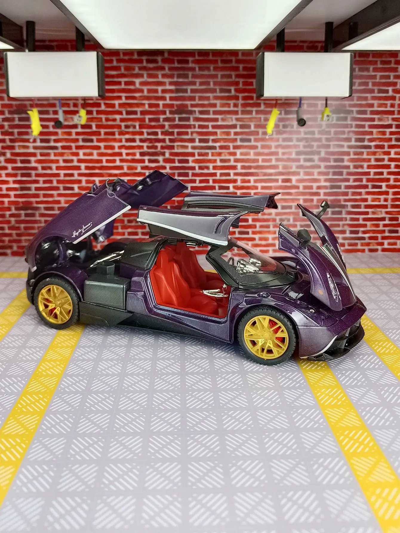 โมเดลรถซูเปอร์คาร์ Pagani อัลลอยด์ ขนาด 1:24 ของสะสม ตกแต่งบ้าน ประตูเปิดได้ มีเสียงและไฟ ของขวัญ