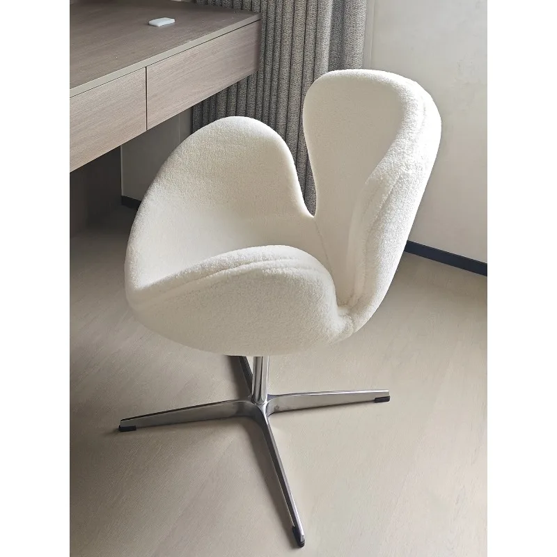 أريكة فردية من الشمال، كرسي مكياج بمسند ظهر مصمم #5