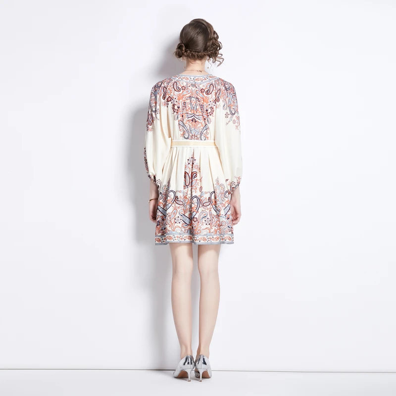 Vestido curto e com decote em V e cinto na cor bege para a tendência da moda início da primavera 2024 da Austrália, es...