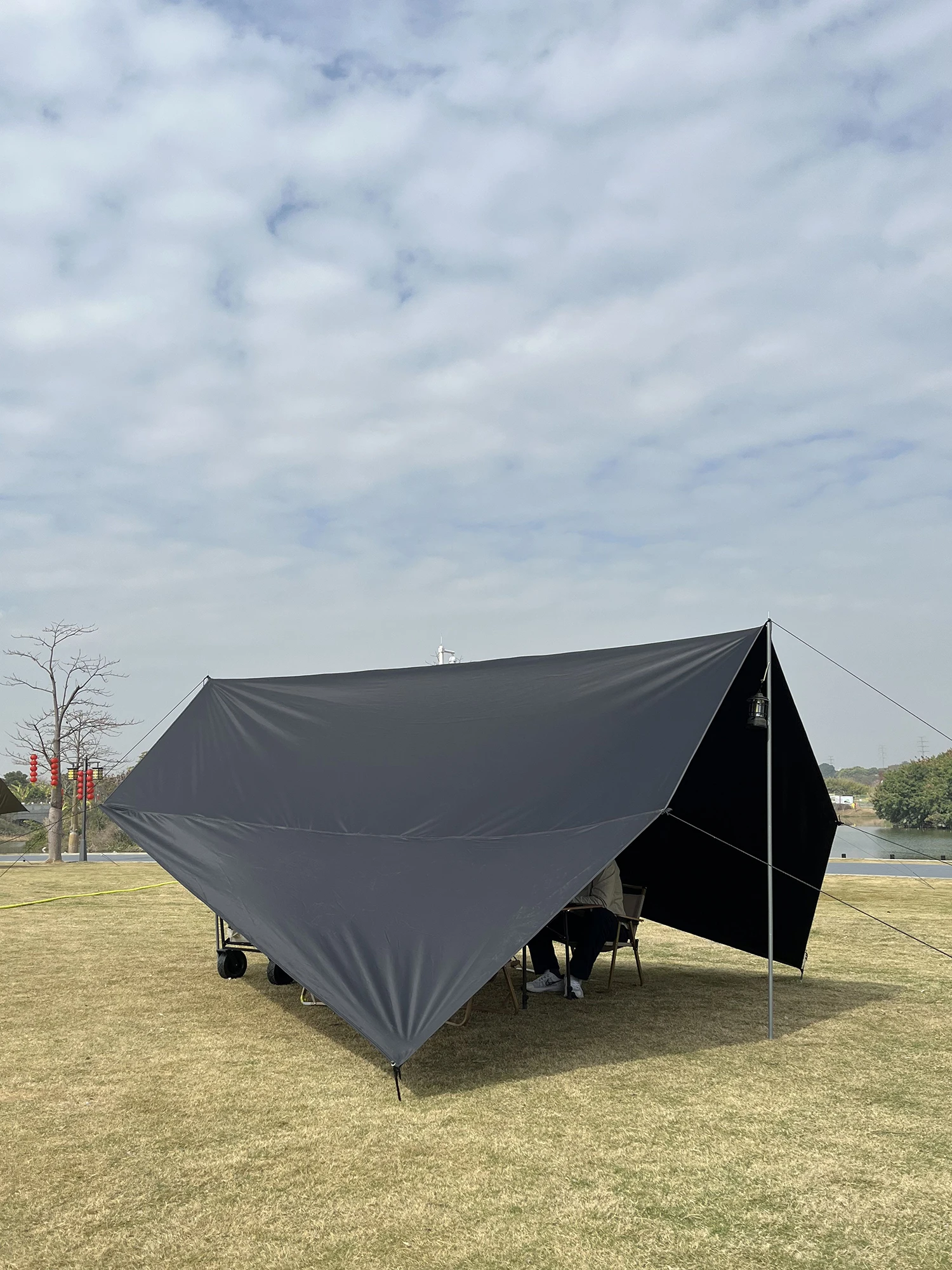 Schwarz Beschichtete Wasserdichte Plane 2,5x4m Auto-Seitenmarkise Sonnenschutz Outdoor Camping Überdachung SUV Zelt UV-Schutz Kofferraum-Abdeckung – Detail 36