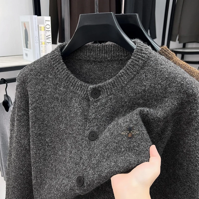 Hochwertiger Herren-Pullover in Unifarbe mit Rundhalsausschnitt, Herbst-Neuheit, Langarm-Strickjacke mit Stickerei und Print, Lässige, Exquisite Herrenbekleidung – Detail 4